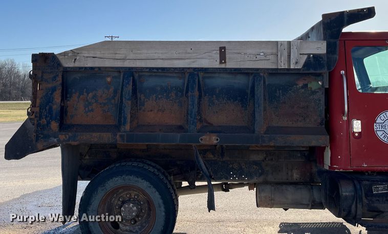 image for item LD9342 1992 International  4700 dump truck