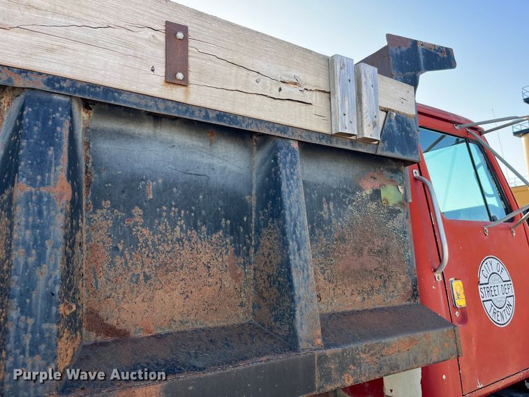 image for item LD9342 1992 International  4700 dump truck