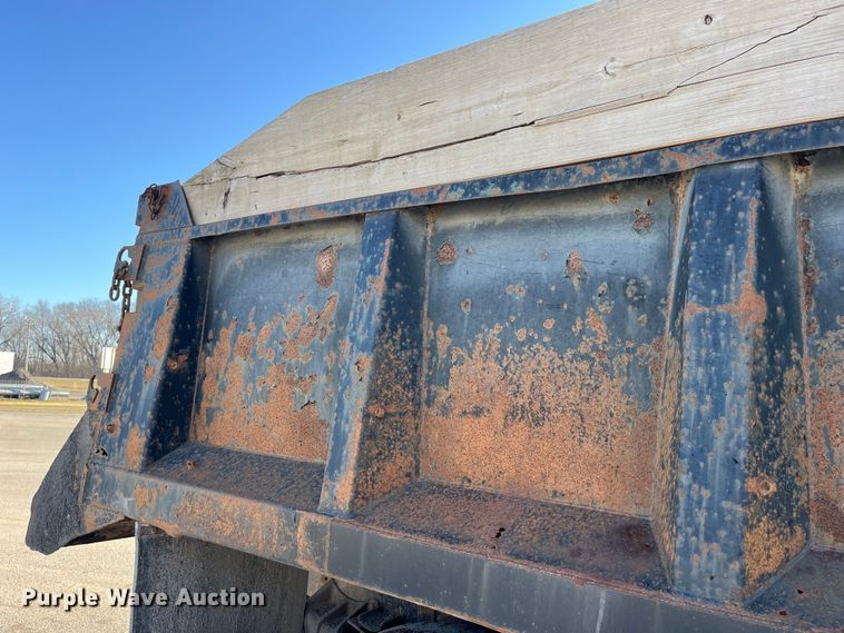 image for item LD9342 1992 International  4700 dump truck