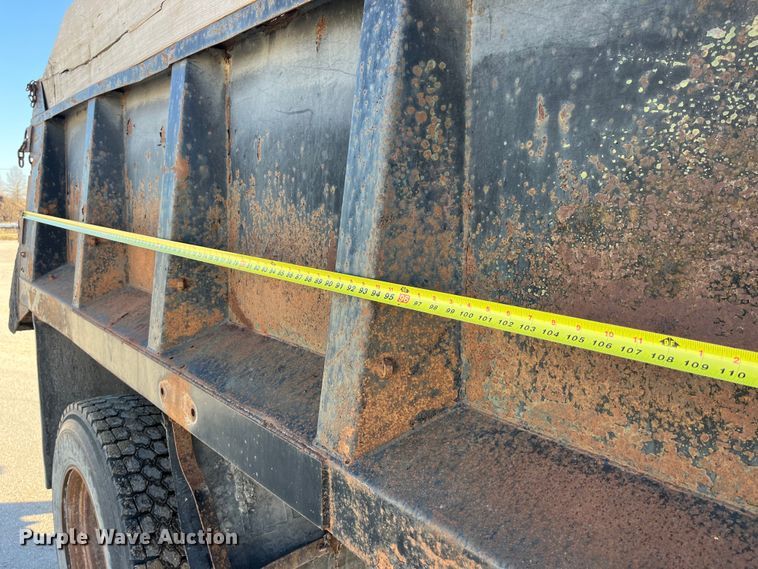 image for item LD9342 1992 International  4700 dump truck