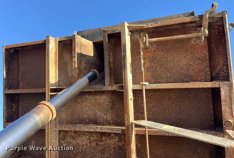 image for item LD9342 1992 International  4700 dump truck