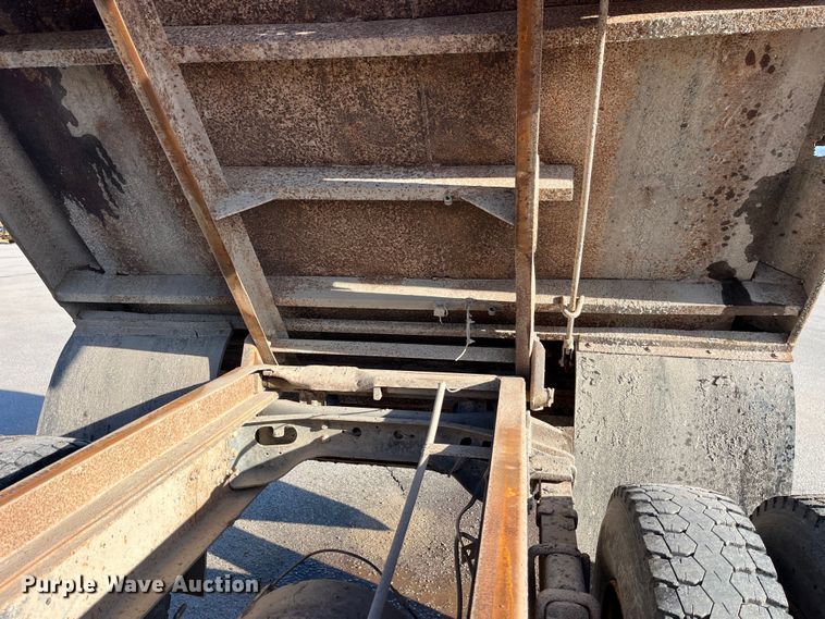 image for item LD9342 1992 International  4700 dump truck