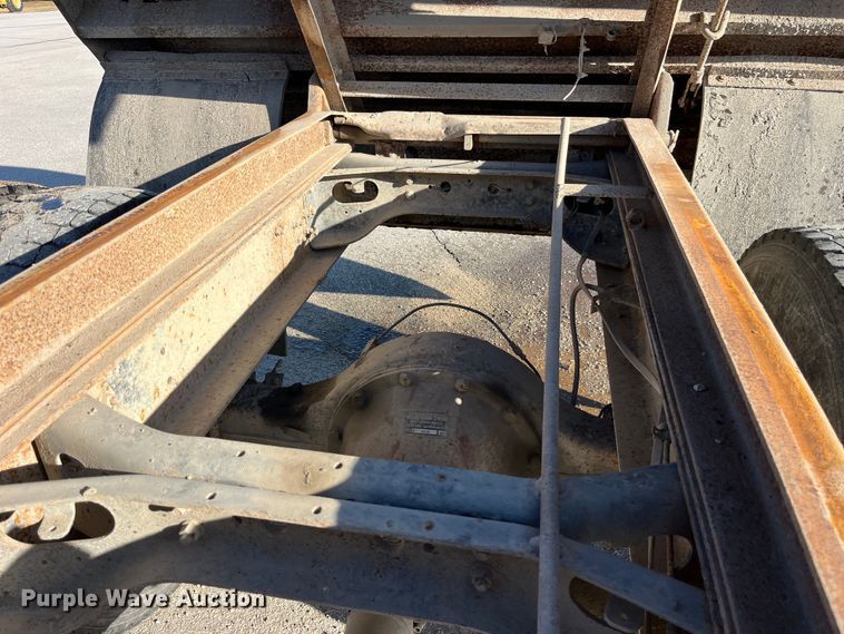 image for item LD9342 1992 International  4700 dump truck