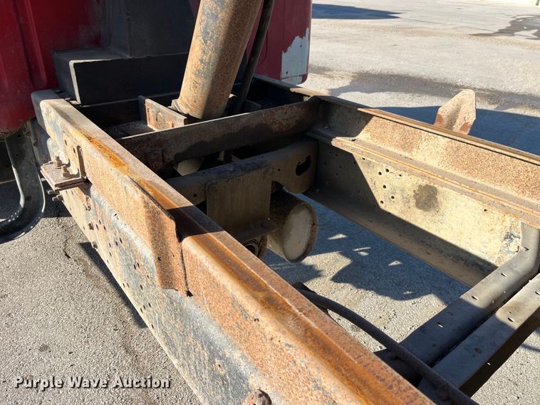 image for item LD9342 1992 International  4700 dump truck
