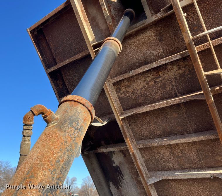 image for item LD9342 1992 International  4700 dump truck