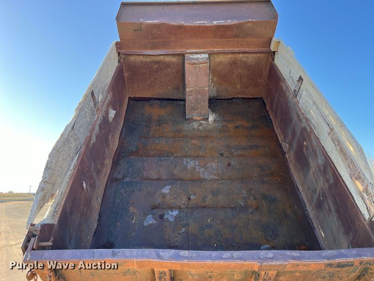 image for item LD9342 1992 International  4700 dump truck