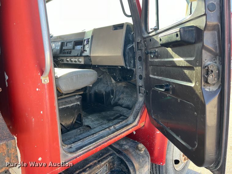 image for item LD9342 1992 International  4700 dump truck