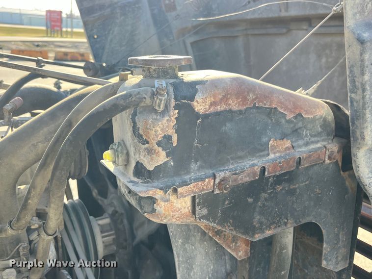 image for item LD9342 1992 International  4700 dump truck