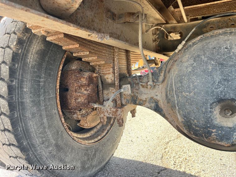 image for item LD9342 1992 International  4700 dump truck