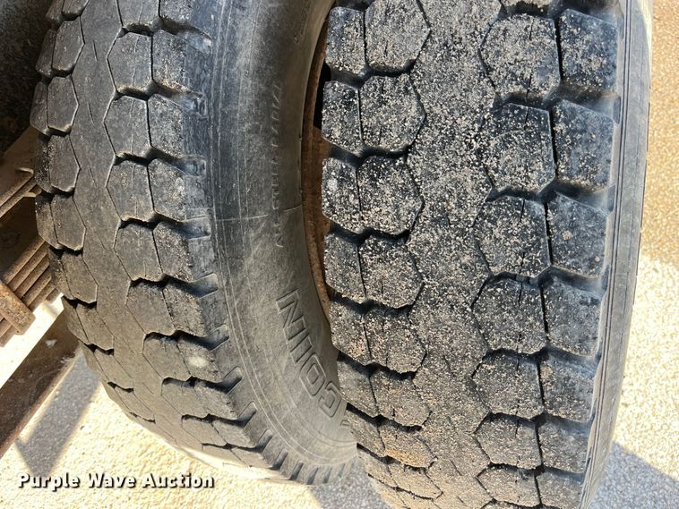 image for item LD9342 1992 International  4700 dump truck