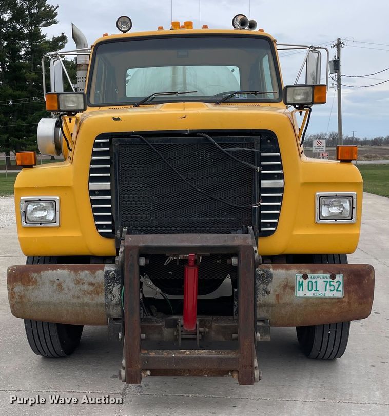 image for item LW9027 1995 Ford  LT9000 tank truck