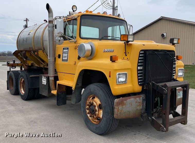 image for item LW9027 1995 Ford  LT9000 tank truck