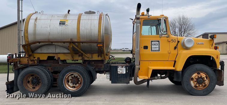 image for item LW9027 1995 Ford  LT9000 tank truck
