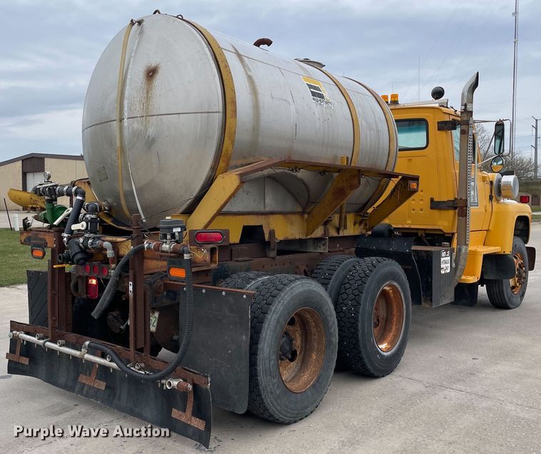 image for item LW9027 1995 Ford  LT9000 tank truck