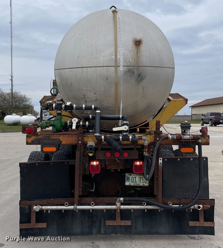 image for item LW9027 1995 Ford  LT9000 tank truck