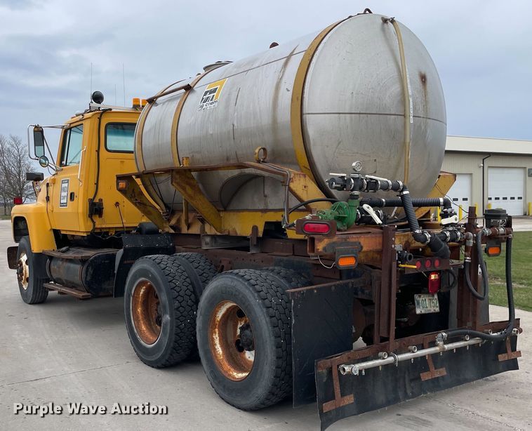 image for item LW9027 1995 Ford  LT9000 tank truck