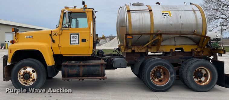 image for item LW9027 1995 Ford  LT9000 tank truck