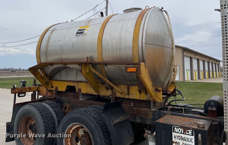 image for item LW9027 1995 Ford  LT9000 tank truck