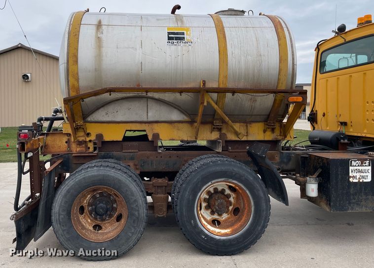 image for item LW9027 1995 Ford  LT9000 tank truck