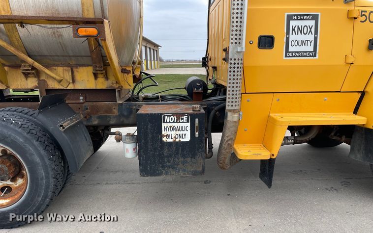 image for item LW9027 1995 Ford  LT9000 tank truck