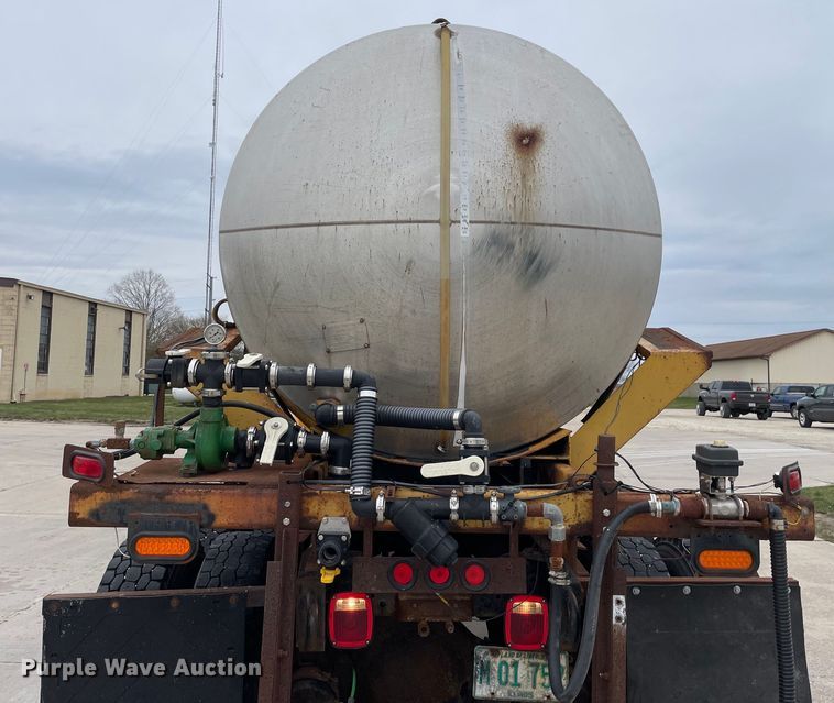 image for item LW9027 1995 Ford  LT9000 tank truck