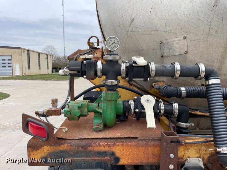 image for item LW9027 1995 Ford  LT9000 tank truck