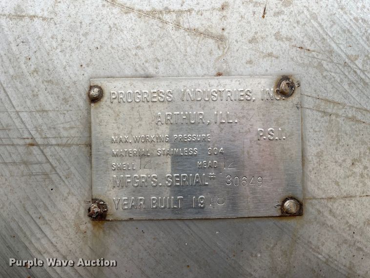 image for item LW9027 1995 Ford  LT9000 tank truck