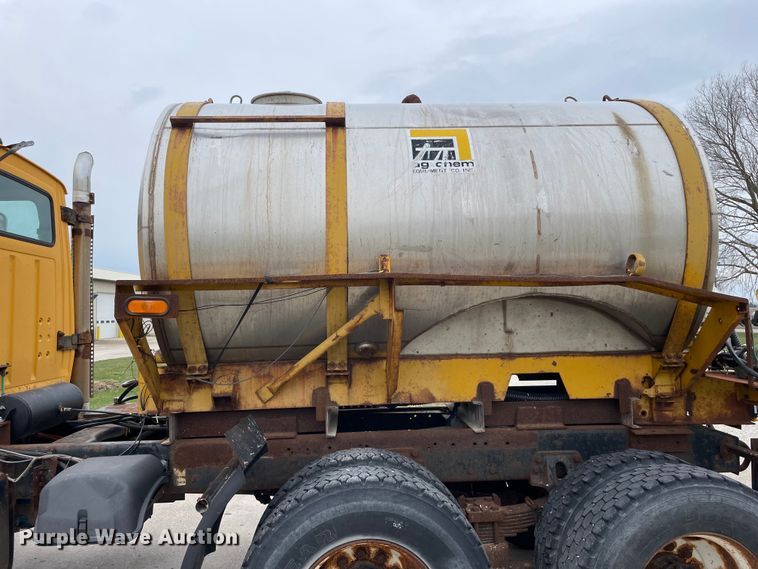 image for item LW9027 1995 Ford  LT9000 tank truck