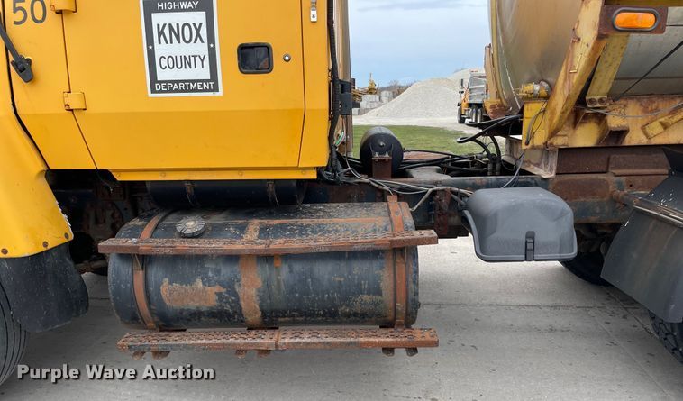 image for item LW9027 1995 Ford  LT9000 tank truck