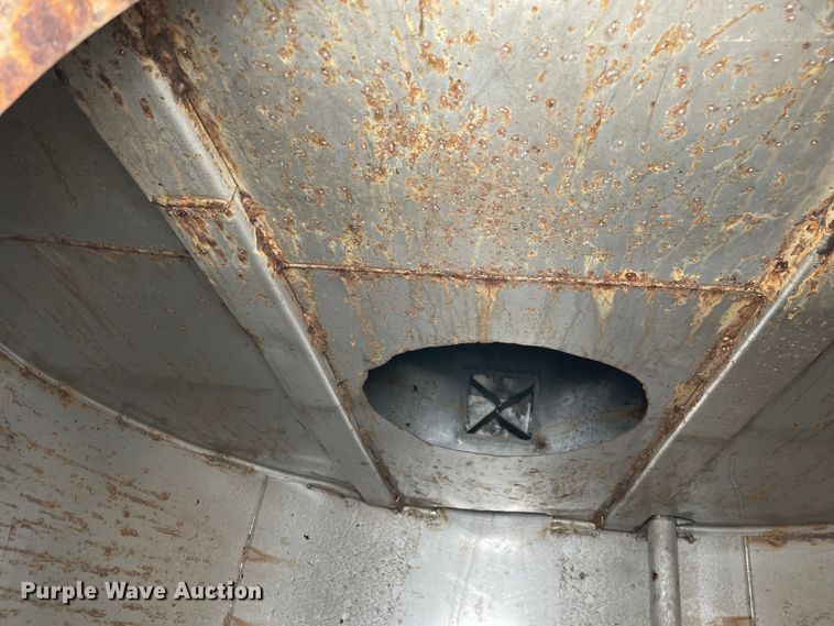 image for item LW9027 1995 Ford  LT9000 tank truck