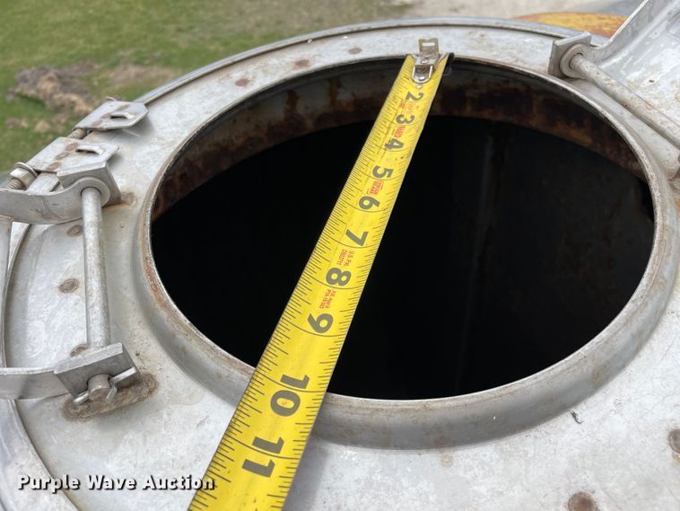 image for item LW9027 1995 Ford  LT9000 tank truck