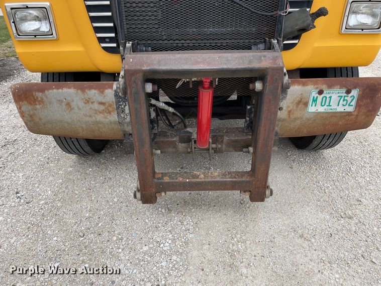 image for item LW9027 1995 Ford  LT9000 tank truck