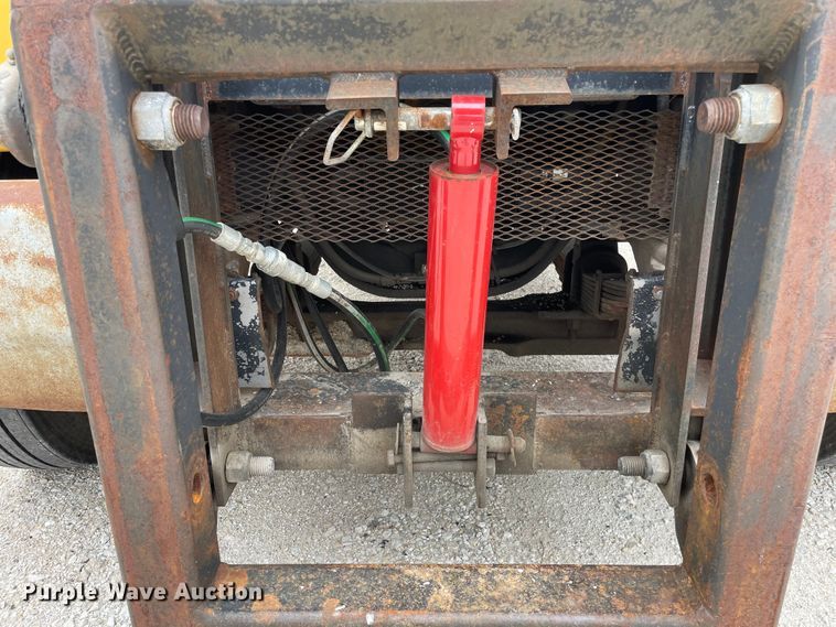 image for item LW9027 1995 Ford  LT9000 tank truck