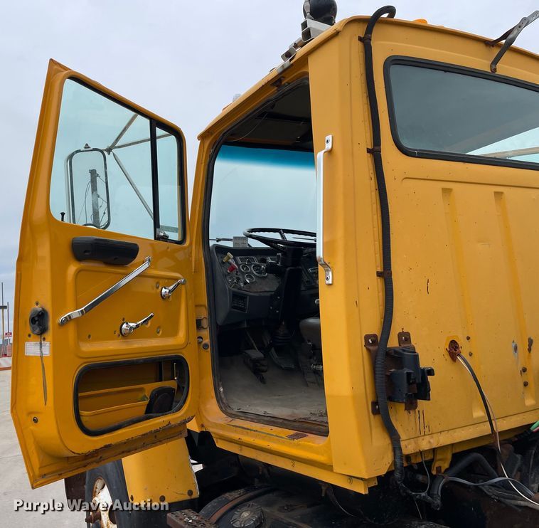 image for item LW9027 1995 Ford  LT9000 tank truck