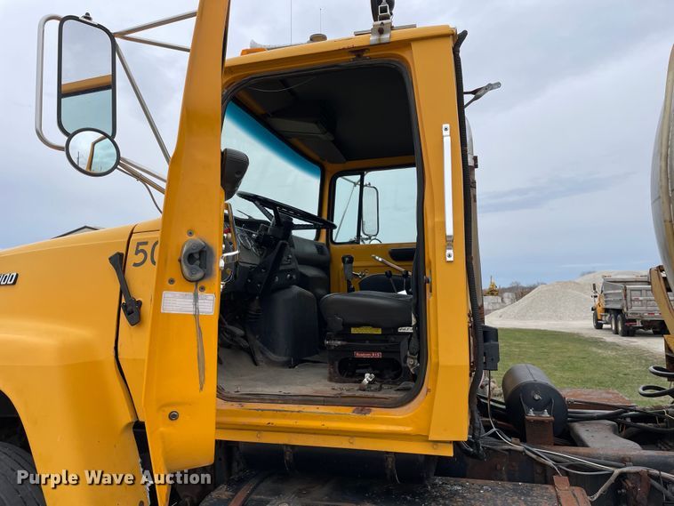 image for item LW9027 1995 Ford  LT9000 tank truck