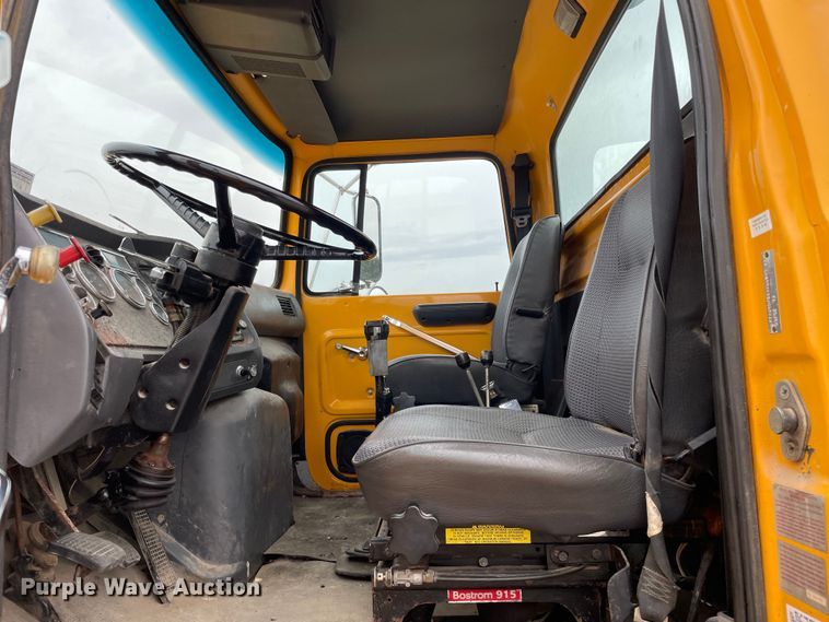 image for item LW9027 1995 Ford  LT9000 tank truck