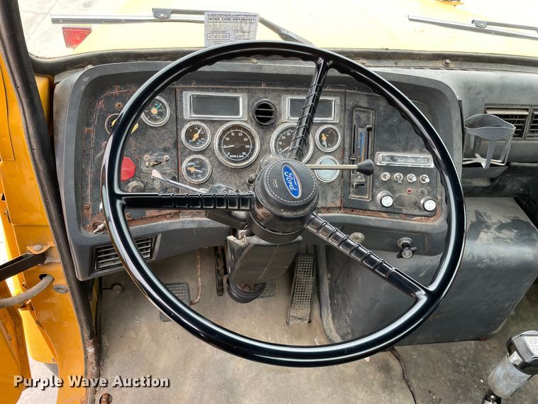 image for item LW9027 1995 Ford  LT9000 tank truck