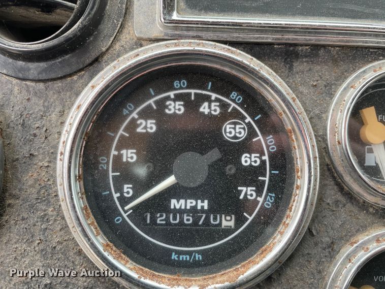 image for item LW9027 1995 Ford  LT9000 tank truck