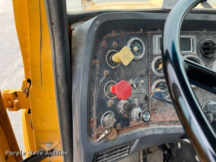 image for item LW9027 1995 Ford  LT9000 tank truck