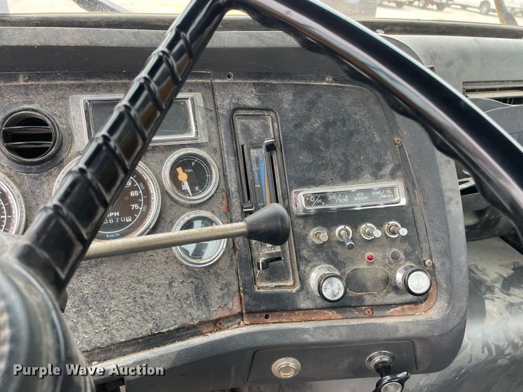 image for item LW9027 1995 Ford  LT9000 tank truck