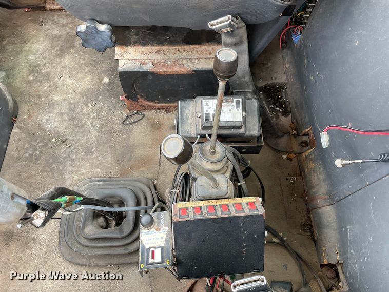 image for item LW9027 1995 Ford  LT9000 tank truck