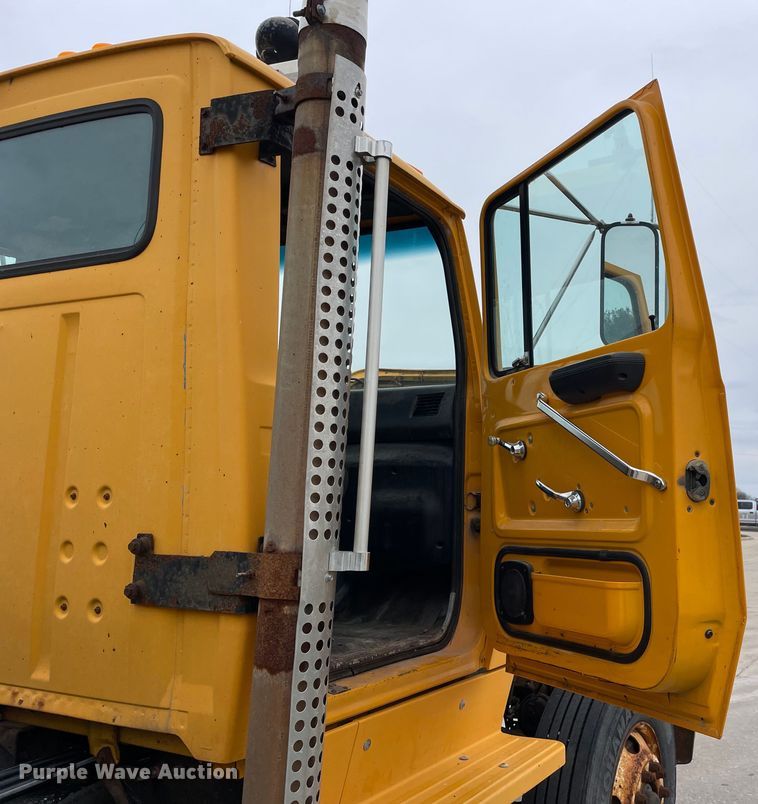 image for item LW9027 1995 Ford  LT9000 tank truck