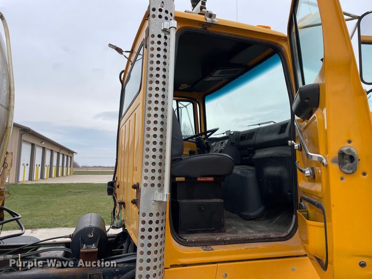 image for item LW9027 1995 Ford  LT9000 tank truck