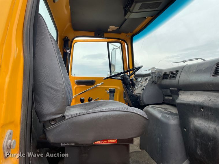 image for item LW9027 1995 Ford  LT9000 tank truck