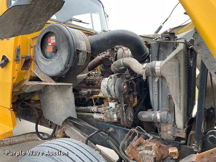 image for item LW9027 1995 Ford  LT9000 tank truck