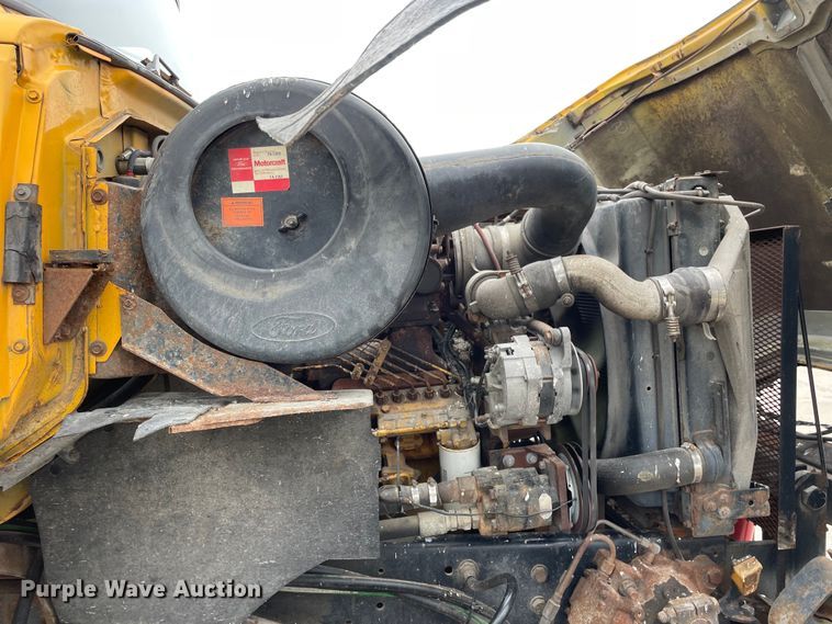 image for item LW9027 1995 Ford  LT9000 tank truck