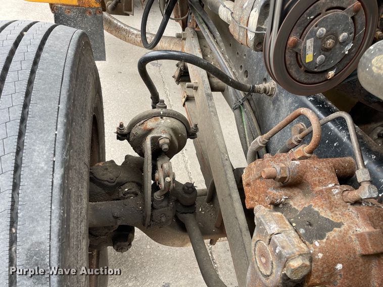 image for item LW9027 1995 Ford  LT9000 tank truck