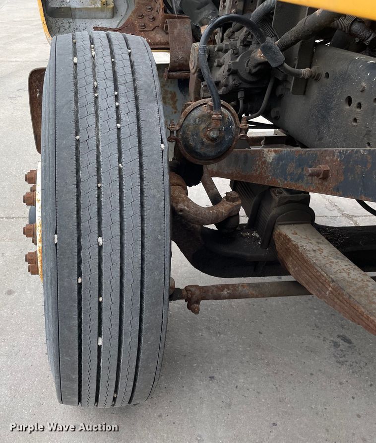 image for item LW9027 1995 Ford  LT9000 tank truck