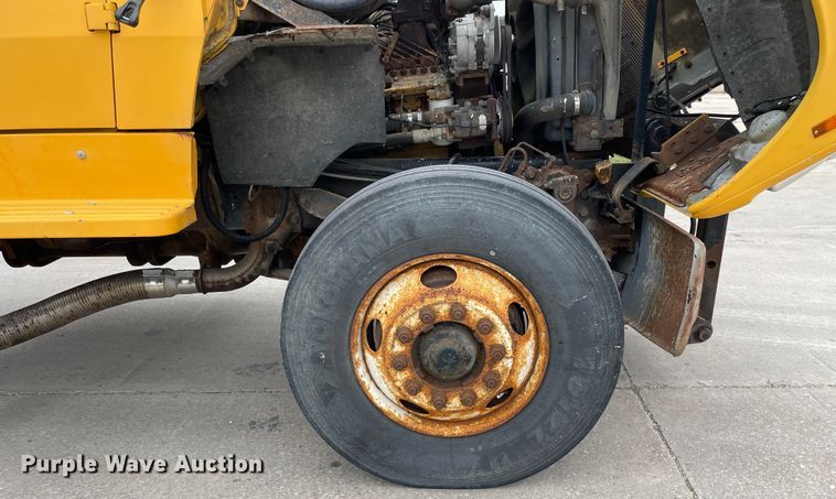 image for item LW9027 1995 Ford  LT9000 tank truck