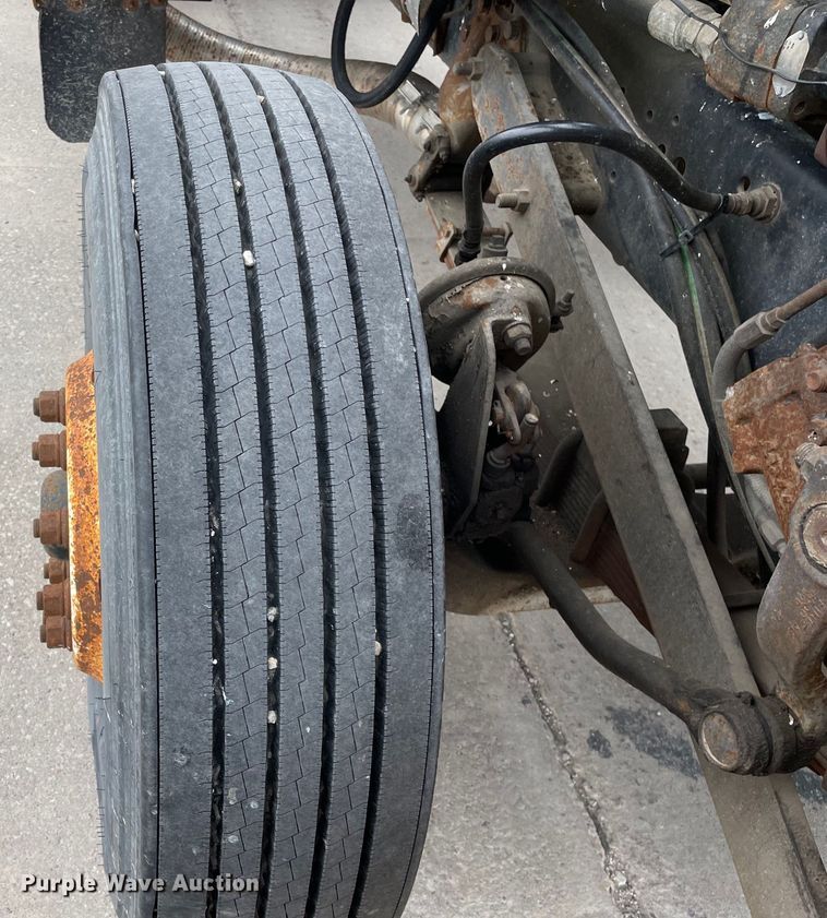 image for item LW9027 1995 Ford  LT9000 tank truck